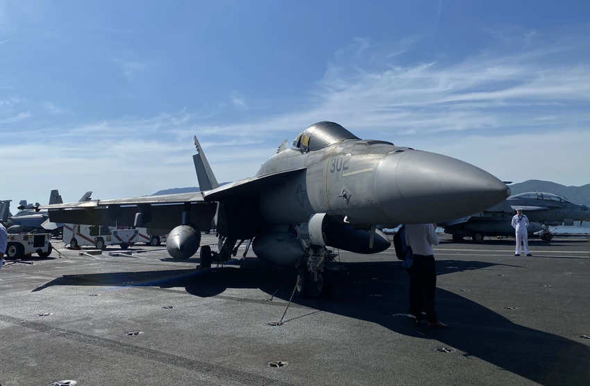 Các máy bay có thể cất cánh và hạ cánh cùng lúc trên tàu sân bay USS Ronald Reagan . Ảnh: TV Các máy bay có thể cất cánh và hạ cánh cùng lúc trên tàu sân bay USS Ronald Reagan . Ảnh: TV