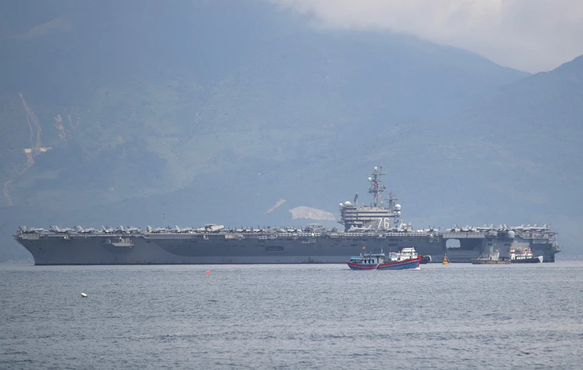 Tàu sân bay Mỹ USS Ronald Reagan trên vịnh Đà Nẵng. Ảnh: TV Tàu sân bay Mỹ USS Ronald Reagan trên vịnh Đà Nẵng. Ảnh: TV
