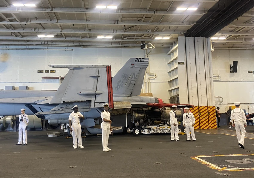 USS Ronald Reagan là tàu sân bay hạt nhân lớp Nimitz, dài 333 m, rộng 77 m. Ảnh: TV USS Ronald Reagan là tàu sân bay hạt nhân lớp Nimitz, dài 333 m, rộng 77 m. Ảnh: TV