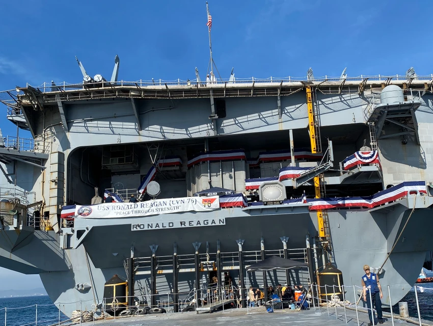 Tàu trung chuyển tiếp cận đuôi tàu sân bay USS Ronald Reagan. Ảnh: TV Tàu trung chuyển tiếp cận đuôi tàu sân bay USS Ronald Reagan. Ảnh: TV