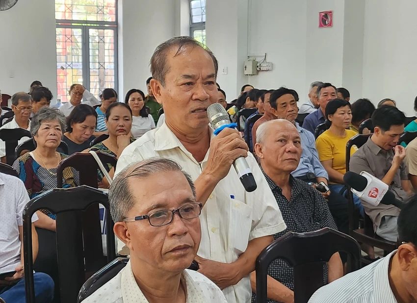 Cử tri Nguyễn Văn Oanh đặt câu hỏi. Ảnh: TẤN VIỆT cử tri đà nẵng
