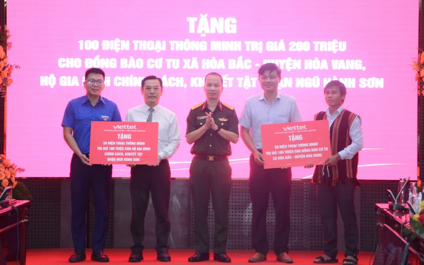 Tập đoàn Viettel trao tặng 100 điện thoại thông minh trị giá 200 triệu đồng. Ảnh: TẤN VIỆT viettel đà nẵng