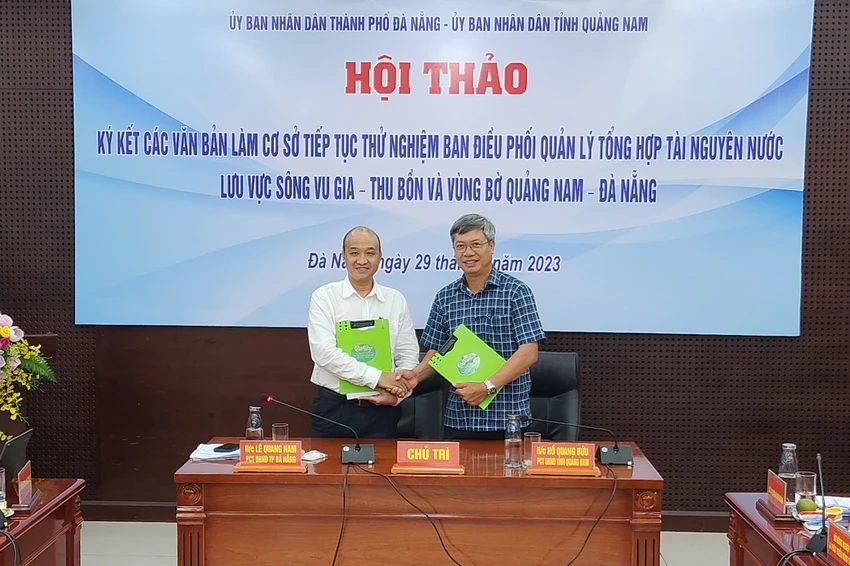 Lãnh đạo UBND TP Đà Nẵng và UBND tỉnh Quảng Nam ký thỏa thuận tại hội thảo. Ảnh: TẤN VIỆT vu gia thu bồn