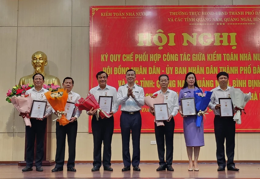 Kiểm toán Nhà nước trao Kỷ niệm chương “Vì sự nghiệp Kiểm toán Nhà nước” cho các cá nhân là lãnh đạo Thành ủy, Tỉnh ủy, HĐND tỉnh tại bốn địa phương. Ảnh: TẤN VIỆT kiểm toán nhà nước
