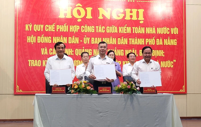 Kiểm toán Nhà nước cùng Thường trực HĐND - UBND TP Đà Nẵng và các tỉnh Quảng Nam, Quảng Ngãi, Bình Định ký Quy chế phối hợp công tác. Ảnh: TẤN VIỆT kiểm toán nhà nước