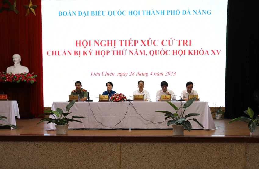Quyền dân chủ, quyền đại diện của người dân được phát huy thông qua các buổi tiếp xúc cử tri của đoàn ĐBQH đơn vị TP Đà Nẵng. Ảnh: TẤN VIỆT
