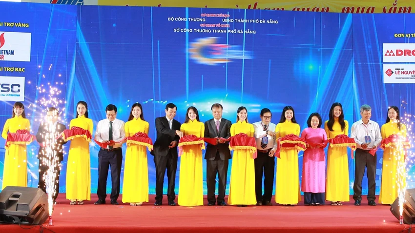 Các đại biểu cắt băng khai mạc Hội chợ triển lãm công nghiệp hỗ trợ và chế biến chế tạo TP Đà Nẵng năm 2023. Ảnh: TẤN VIỆT hội chợ đà nẵng