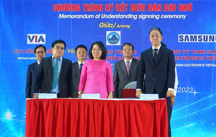 Lễ ký kết Biên bản ghi nhớ Hợp tác triển khai Dự án phát triển nhà máy thông minh cho doanh nghiệp VN tại Đà Nẵng và miền Trung. Ảnh: TẤN VIỆT samsung đà nẵng