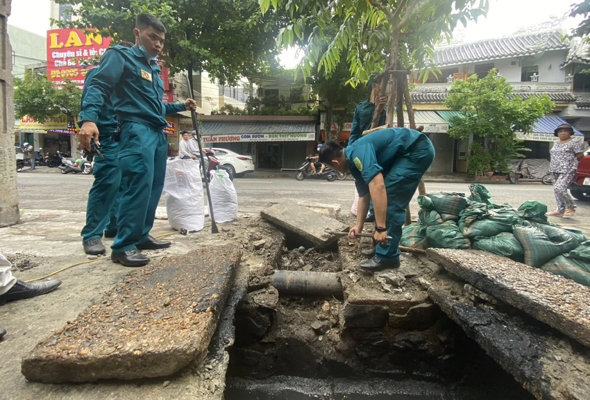 bao-dong-tinh-trang-nhet-rac-bao-nilong-gay-nget-cong-tai-da-nang-2.jpg