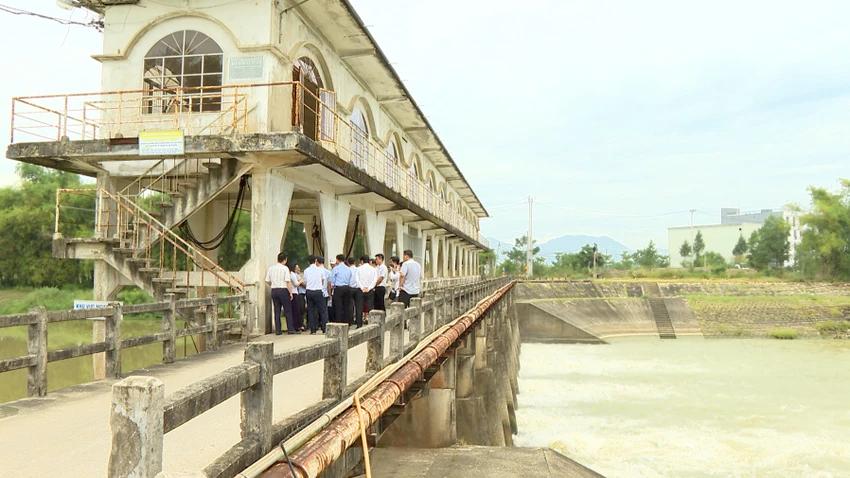 Đập An Trạch góp phần phòng mặn cho nguồn nước tự nhiên của Đà Nẵng. Ảnh: TẤN VIỆT