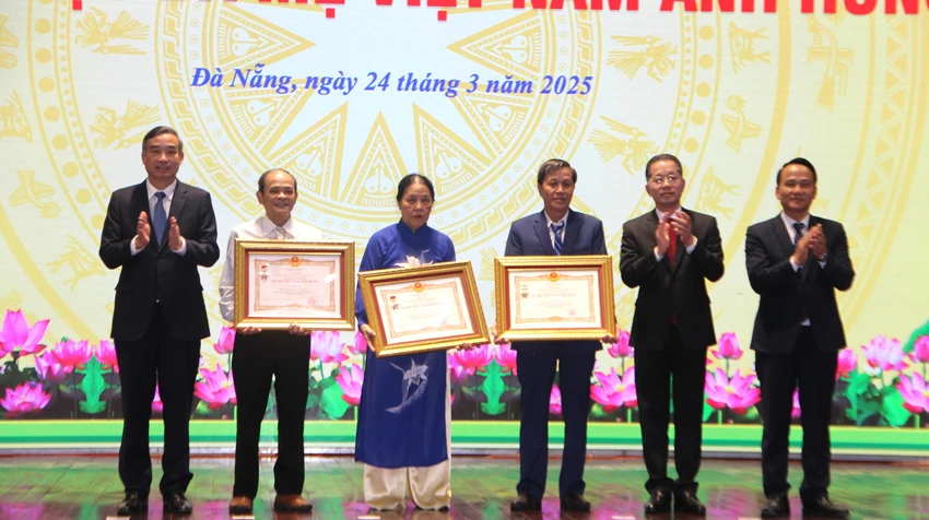bà mẹ việt nam anh hùng
