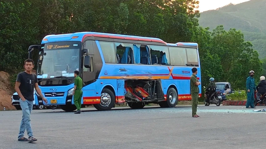 xe-tai-va-cham-voi-xe-khach.jpg