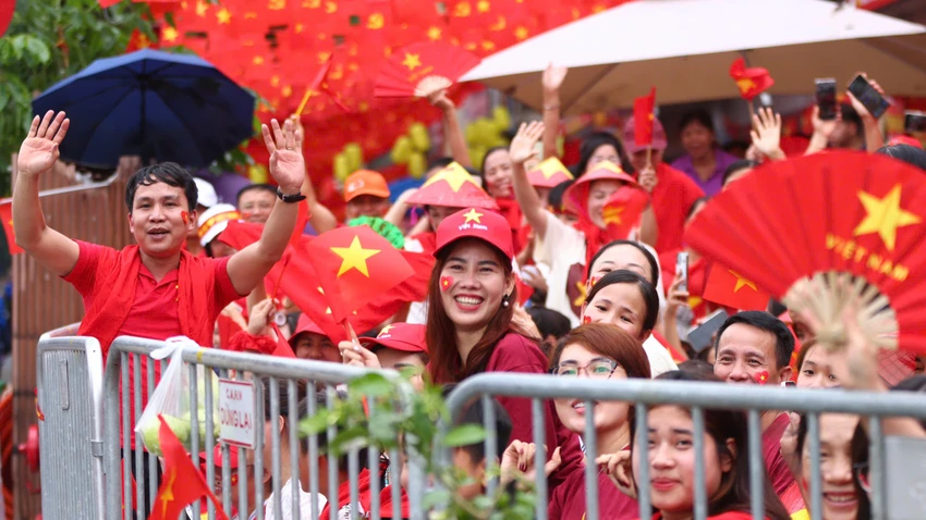 tặng 100.000 đồng cho toàn dân