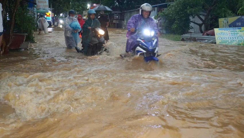 nước lũ tràn qua đường