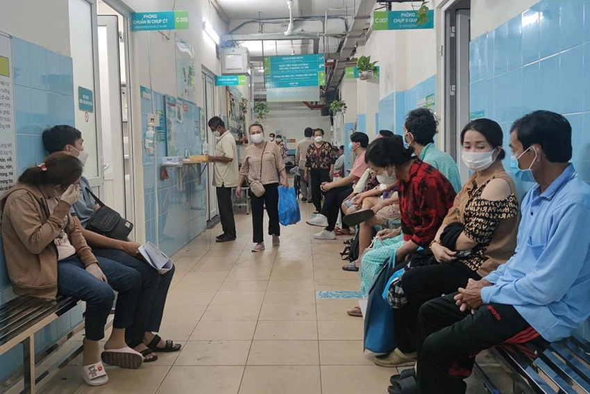Người dân đến khám chữa bệnh tại bệnh viện. (Ảnh: PLO) Người dân đến khám chữa bệnh tại bệnh viện. (Ảnh: PLO)