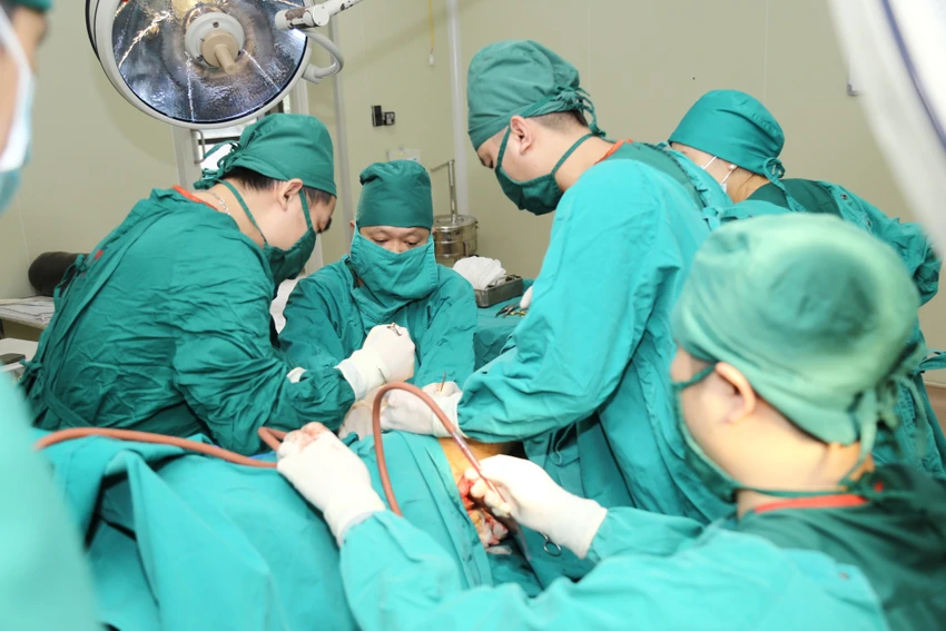 Bị thanh sắt đâm xuyên mông, người đàn ông nằm im trong đêm.jpg