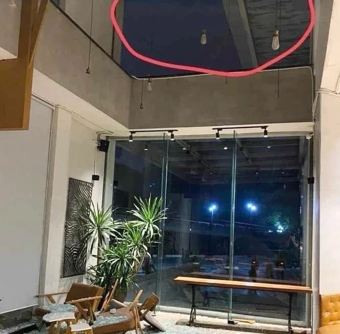 Nữ bác sĩ bị kính rơi vào người ở the coffee house thái hà.jpg