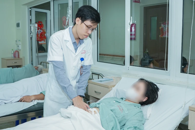 tim nằm bên phải.png
