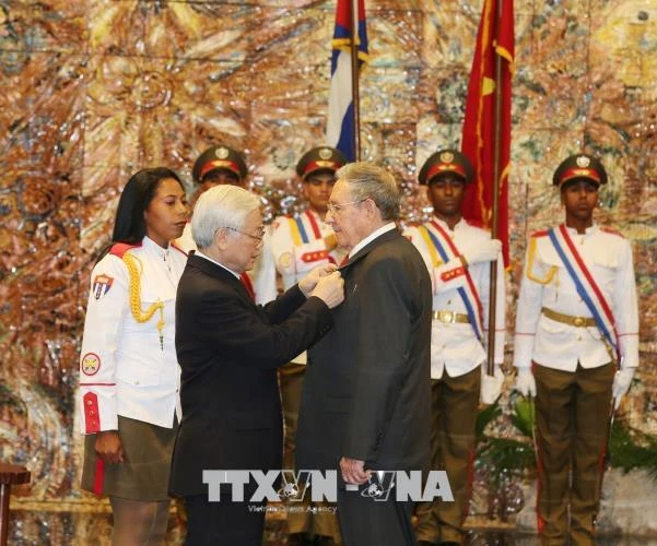 Tổng Bí thư Nguyễn Phú Trọng trao tặng Huân chương Sao Vàng cho Bí thư Thứ nhất Ban chấp hành Trung ương Đảng Cộng sản Cuba Raúl Castro Ruz tháng 3-2018. Ảnh: TTXVN