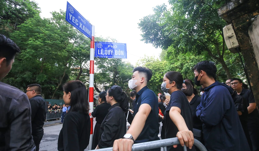 Sau một ngày dài chờ đợi, bàn tay người vẫn nắm chặt những thanh barie không rời, ngay ngắn xếp hàng chờ đến lượt vào viếng bác Trọng. Ảnh: PHI HÙNG