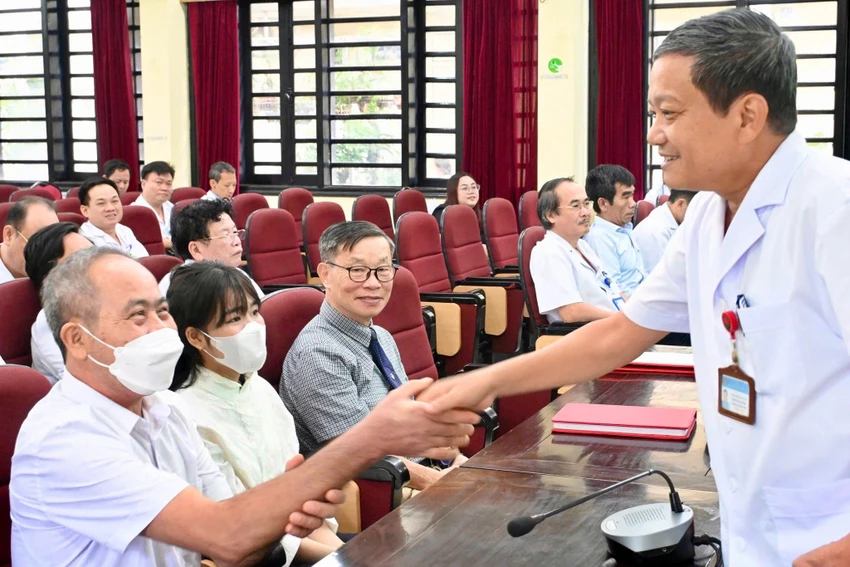 Những bệnh nhân và nhân viên y tế hội ngộ sau thành công của các ca ghép phổi. Ảnh: BVCC