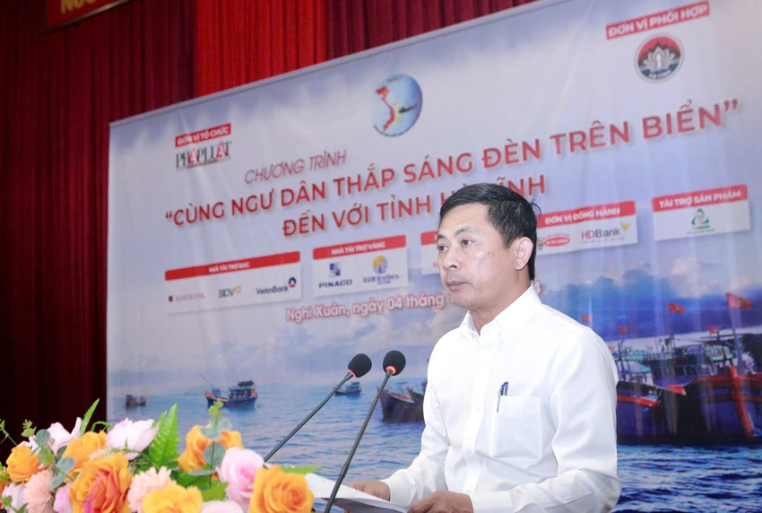 cùng ngư dân thắp sáng đèn trên biển 9.jpg