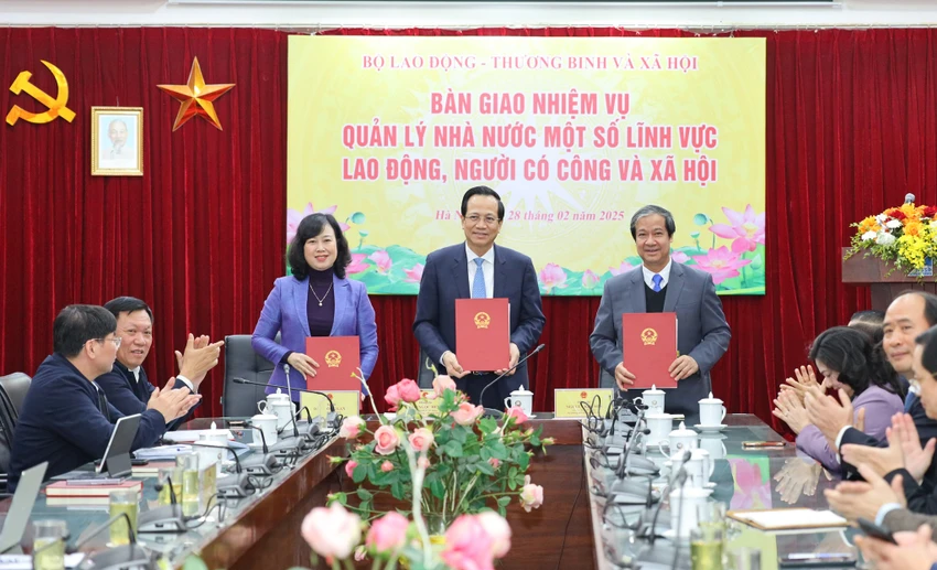 Bộ trưởng Bộ GD&ĐT, LĐ-TB&XH ký biên bản bàn giao một số đơn vị