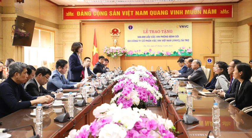 tiêm vaccine sởi