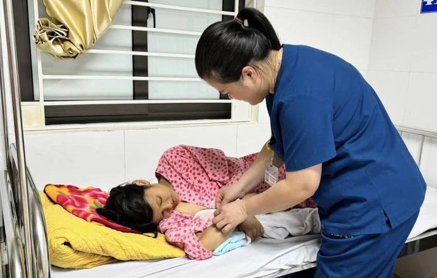 Đẻ rơi trước cổng công ty mới biết mình mang thai