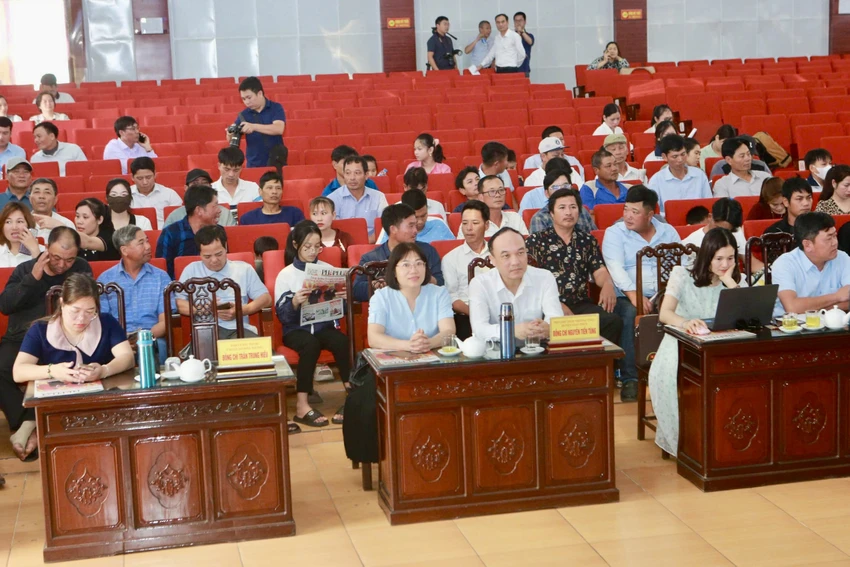 Cùng ngư dân thắp sáng đèn trên biển