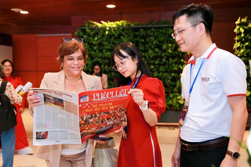 GS.TS, nhà báo Ana Teresa đánh giá cao những loạt bài điều tra của Báo Pháp Luật TP.HCM. Ảnh: PHI HÙNG