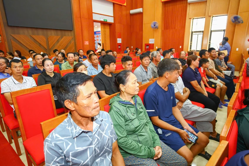 Cùng ngư dân thắp sáng đèn trên biển