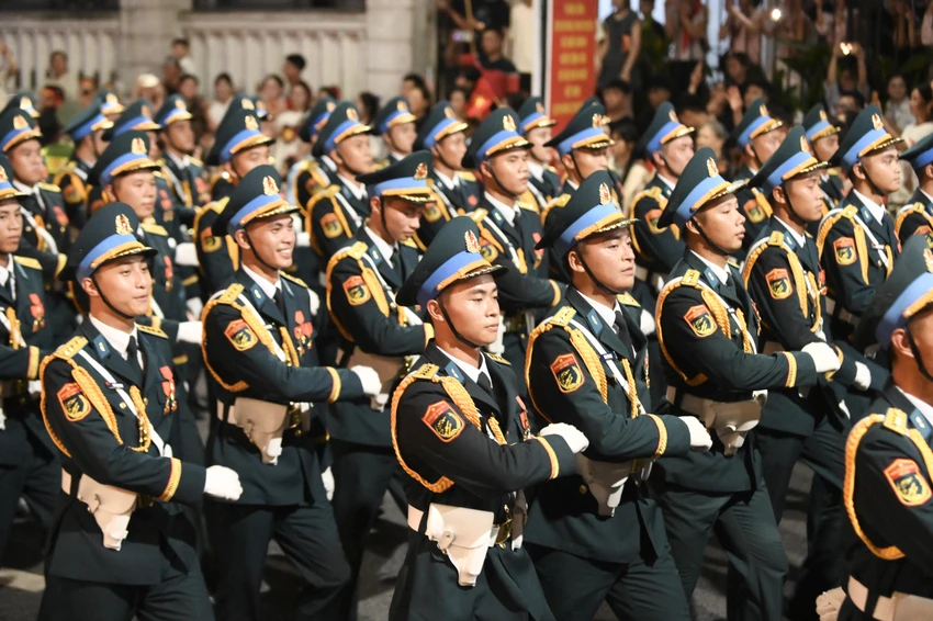 Khối sĩ quan Phòng không - Không quân đi trên đường Tràng Thi. Ảnh: HẢI ANH