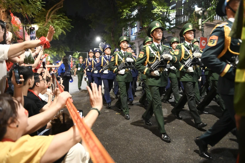 Khối sĩ quan Biên phòng đi trong vòng tay nhân dân. Ảnh: HẢI ANH