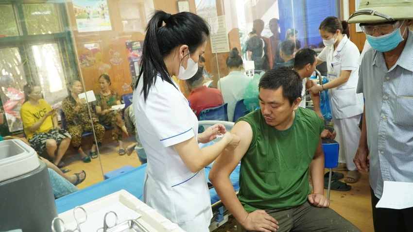 Người dân tham gia tiêm phòng uốn ván miễn phí tại Bệnh viện Trung ương Thái Nguyên. Ảnh: BVCC