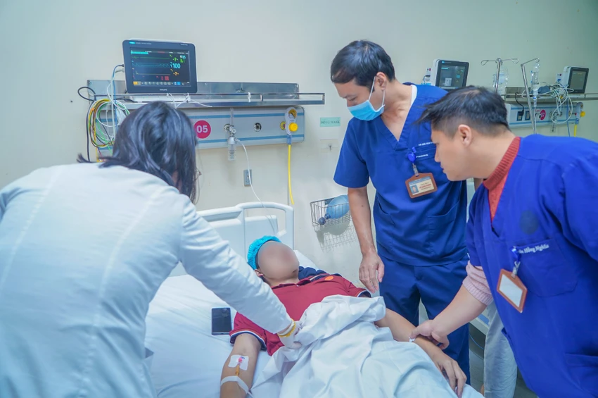 Nạn nhân vụ cháy nhà 3 tầng đang được điều trị tại Bệnh viện E. Ảnh: BVCC cháy nhà trọ ở Trần Cung.jpg