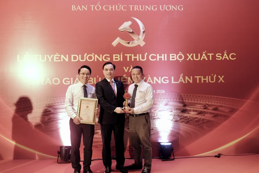 búa liềm vàng 1.jpg