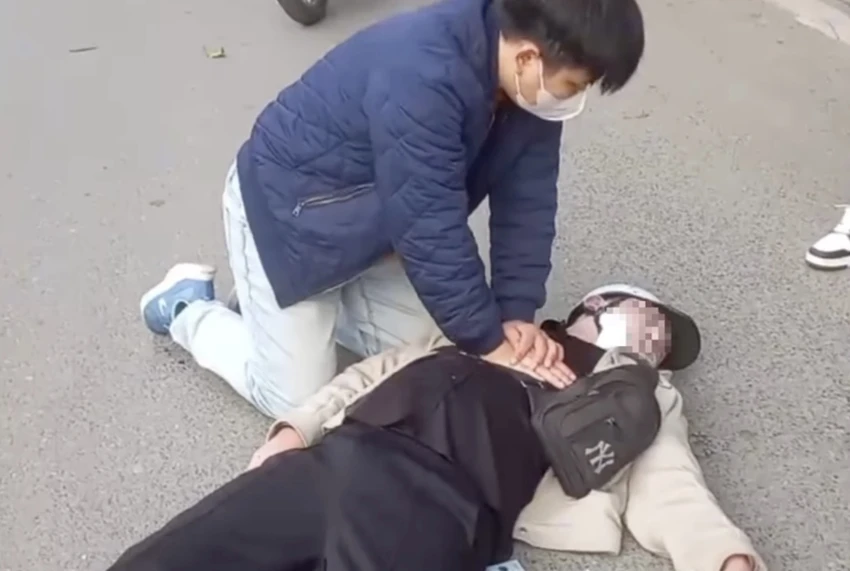 bác sĩ ép tim cứu người 3.jpg