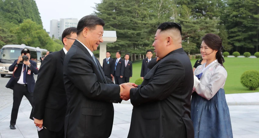 Ông Tập Cận Bình (trái) và nhà lãnh đạo Triều Tiên Kim Jong-un. Ảnh: KCNA Ông Tập Cận Bình (trái) và nhà lãnh đạo Triều Tiên Kim Jong-un. Ảnh: KCNA