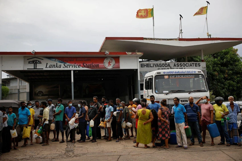 Người dân Sri Lanka xếp hàng mua nhiên liệu. Ảnh: Adnan Abidi/REUTERS Người dân Sri Lanka xếp hàng mua nhiên liệu. Ảnh: Adnan Abidi/REUTERS