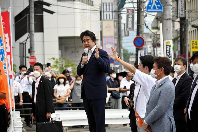 Ông Abe đang phát biểu vận động tranh cử tại TP Nara ngày 8-7. Ảnh: REUTERS Ông Abe đang phát biểu vận động tranh cử tại TP Nara ngày 8-7. Ảnh: REUTERS
