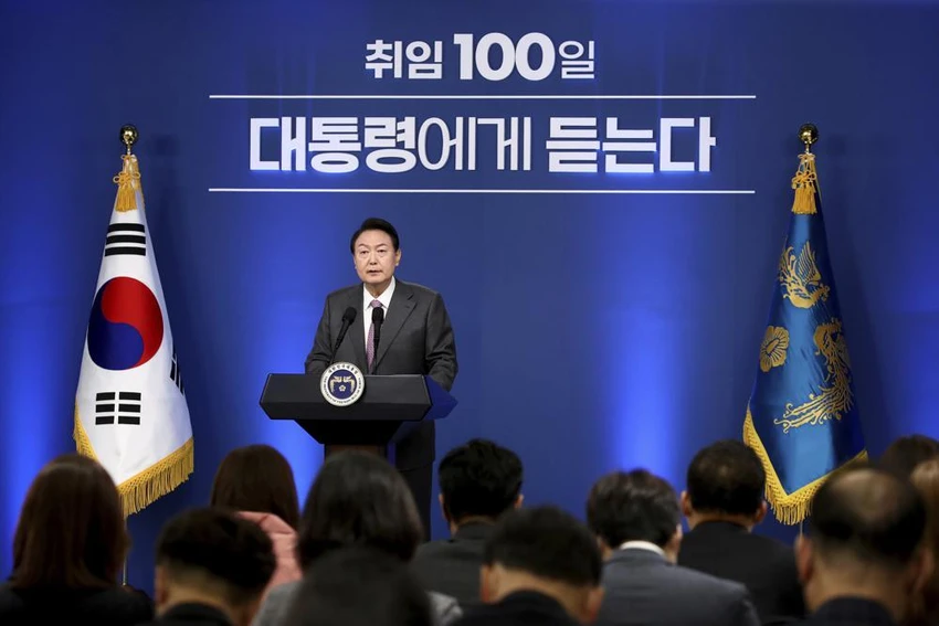 Tổng thống Hàn Quốc Yoon Suk-yeol tại buổi họp báo kỷ niệm 100 ngày nhậm chức. Ảnh: Chung Sung-jun/POOL/AP Tổng thống Hàn Quốc Yoon Suk-yeol tại buổi họp báo kỷ niệm 100 ngày nhậm chức. Ảnh: Chung Sung-jun/POOL/AP