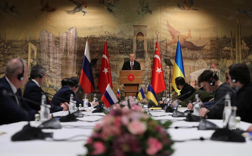 Tổng thống Thổ Nhĩ Kỳ Recep Tayyip Erdogan (giữa) chào mừng hai phái đoàn đàm phán Nga và Ukraine tại Văn phòng tổng thống Thổ Nhĩ Kỳ ở Istanbul ngày 29-3. Ảnh: TASS Tổng thống Thổ Nhĩ Kỳ Recep Tayyip Erdogan (giữa) chào mừng hai phái đoàn đàm phán Nga và Ukraine tại Văn phòng tổng thống Thổ Nhĩ Kỳ ở Istanbul ngày 29-3. Ảnh: TASS