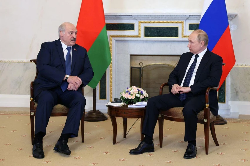 Tổng thống Belarus Alexander Lukashenko (trái) và Tổng thống Nga Vladimir Putin. Ảnh: REUTERS Tổng thống Belarus Alexander Lukashenko (trái) và Tổng thống Nga Vladimir Putin. Ảnh: REUTERS