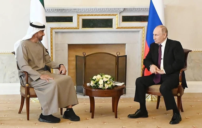 Tổng thống Nga Vladimir Putin (phải) trong cuộc gặp Tổng thống UAE Mohammed bin Zayed bin Sultan Al-Nahyan. Ảnh: Pavel Bednyakov/POOL/TASS
