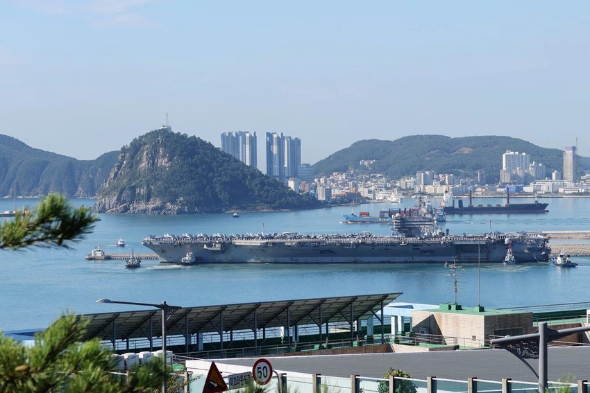 Tàu sân bay USS Ronald Reagan đến Hàn Quốc. Ảnh: Daewoung Kim/REUTERS Tàu sân bay USS Ronald Reagan đến Hàn Quốc. Ảnh: Daewoung Kim/REUTERS