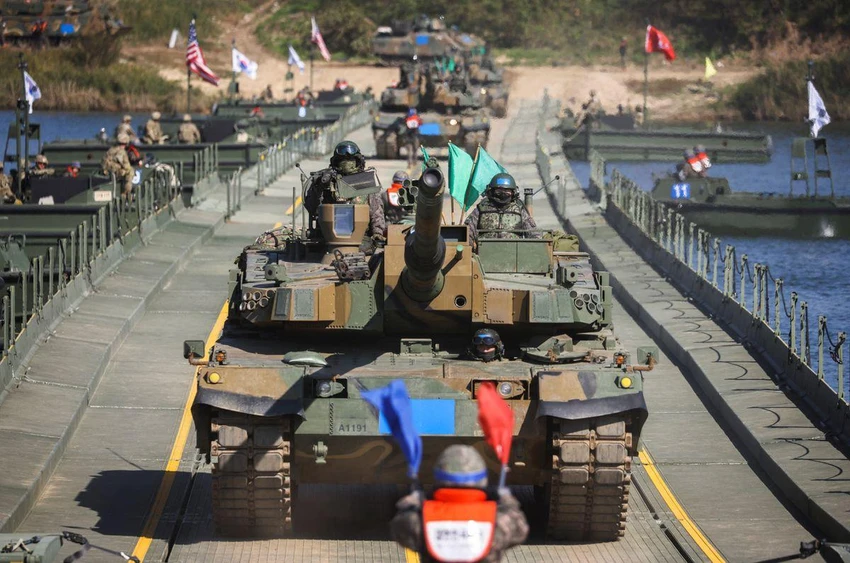 Quân đội Mỹ-Hàn diễn tập vượt sông. Ảnh: Kim Hong-Ji/REUTERS Quân đội Mỹ-Hàn diễn tập vượt sông. Ảnh: Kim Hong-Ji/REUTERS