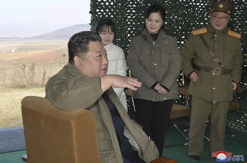 Phu nhân Ri Sol-ju cũng xuất hiện bên cạnh ông Kim Jong-un và cô con gái trong vụ phóng tên lửa. Ảnh: KCNA
