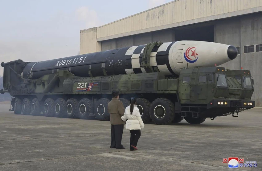 Hai cha con ông Kim Jong-un quan sát quả tên lửa. Ảnh: KCNA