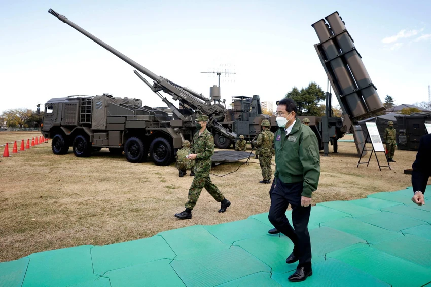 Thủ tướng Nhật chỉ đạo tăng ngân sách quốc phòng lên gấp đôi. Ảnh: REUTERS Thủ tướng Nhật chỉ đạo tăng ngân sách quốc phòng lên gấp đôi. Ảnh: REUTERS